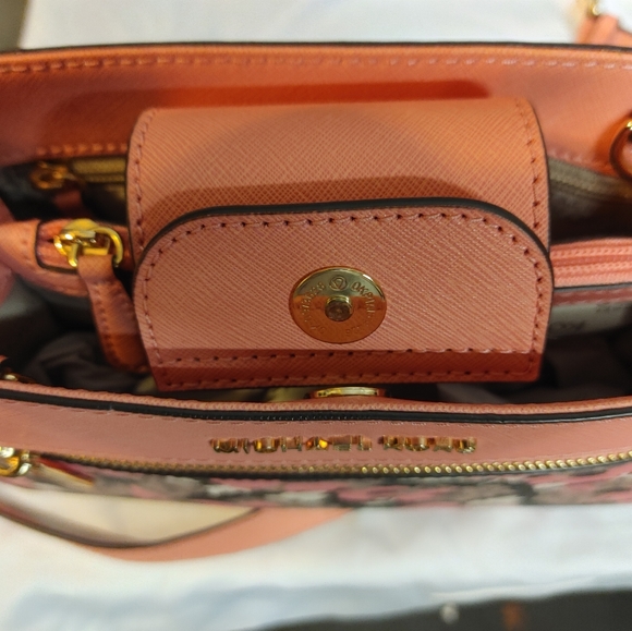 🔥HOST PICK🔥 Michael Kors Hailee Crossbody Bag Peach, Brown - Picture 4 of 11